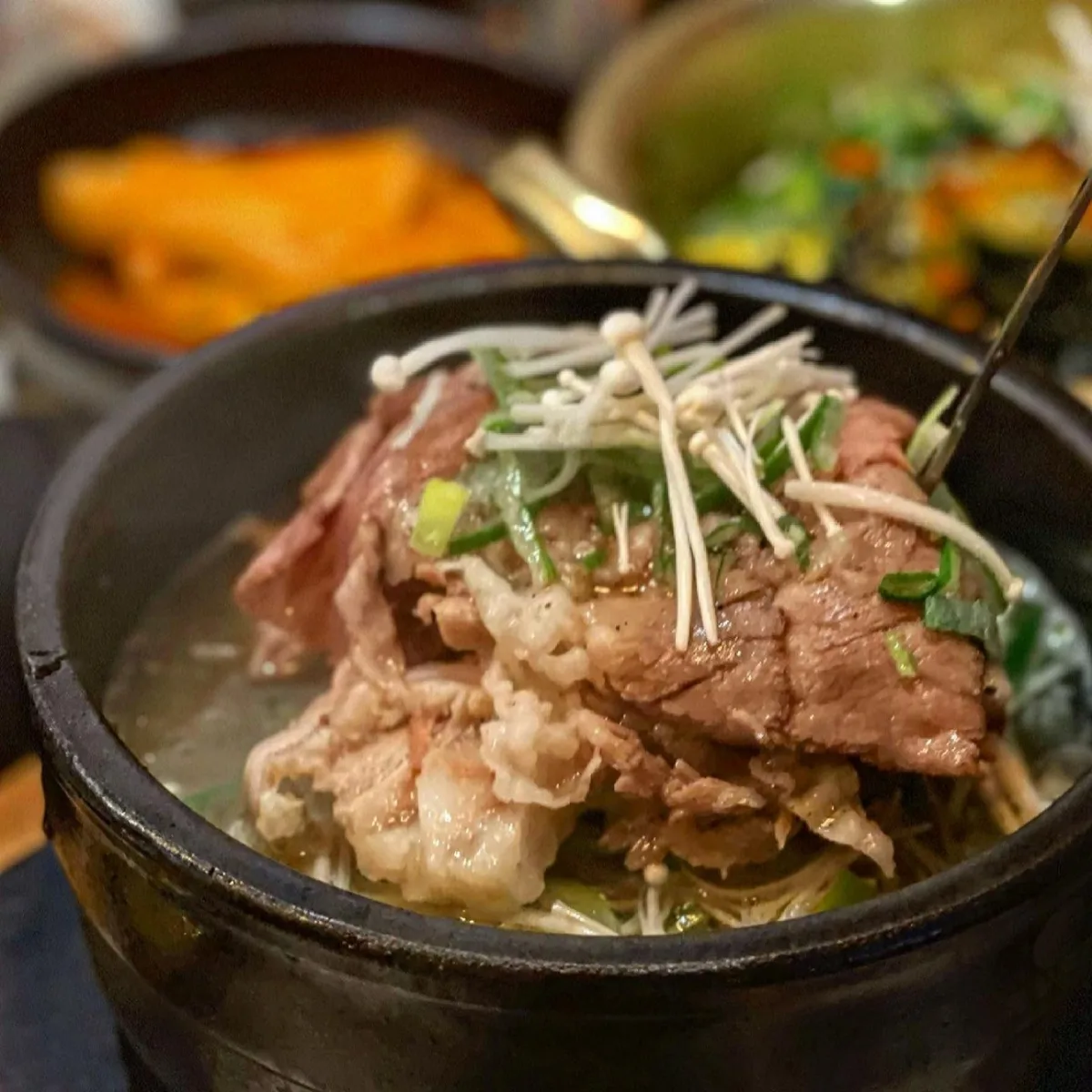 牛肉とえのきがのった土鍋スープ