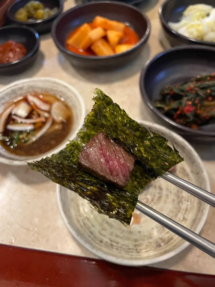 海苔にのせた焼き牛肉