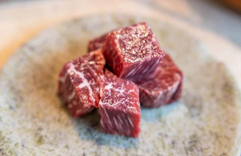 皿に盛られた厚切りの角切り牛肉