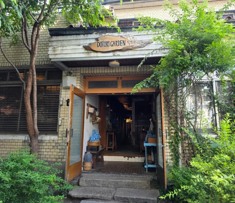 ドトリガーデン 安国店 — 緑に囲まれたドトリガーデンの入口