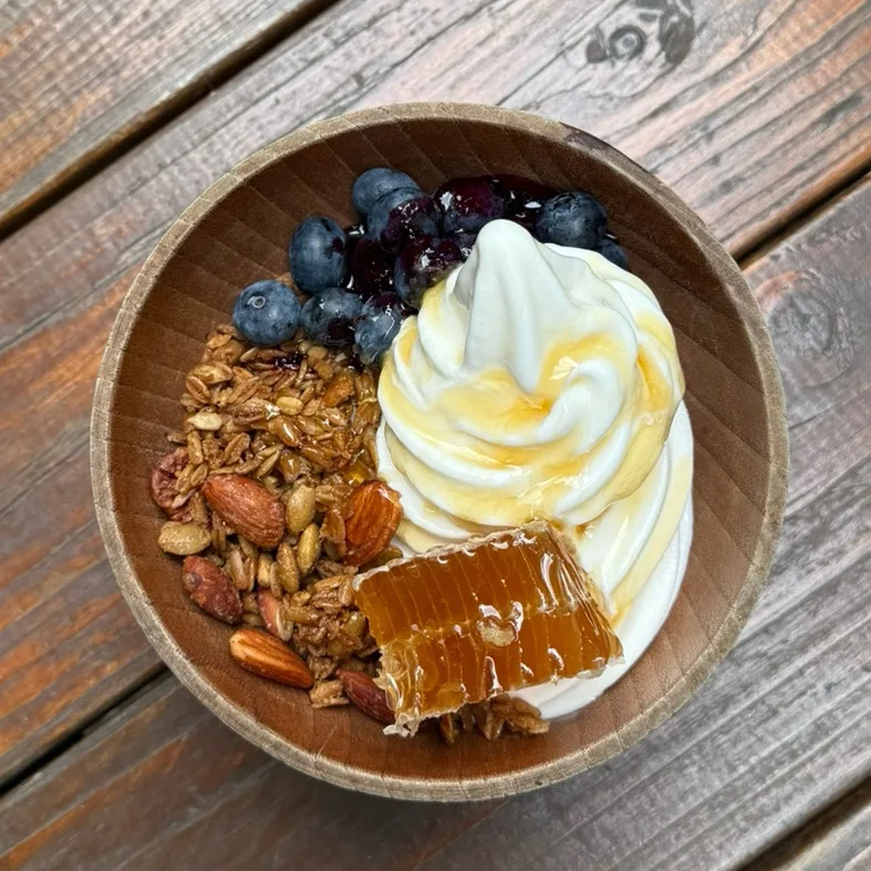 蜂の巣とブルーベリーのヨーグルト