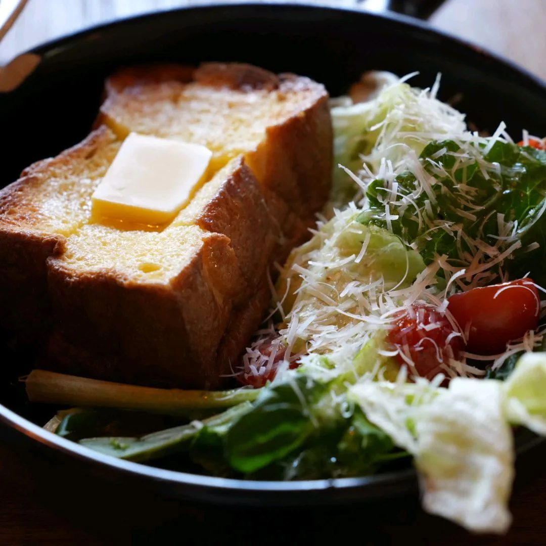 厚切りフレンチトーストとサラダのブランチ