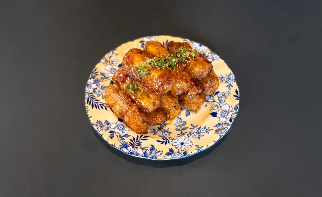 DOTZ 漢南店 — 甘辛いソースをまとった揚げ物
