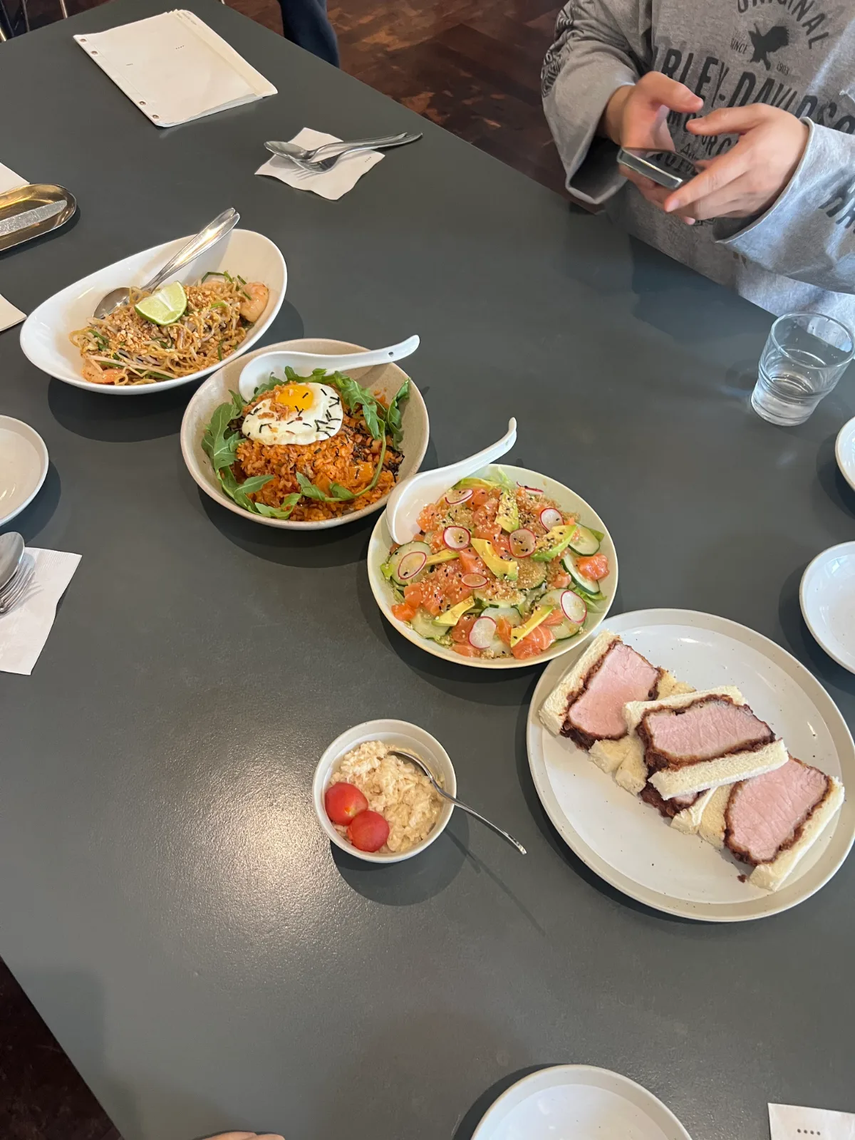 カツサンドや麺料理が並ぶ食卓