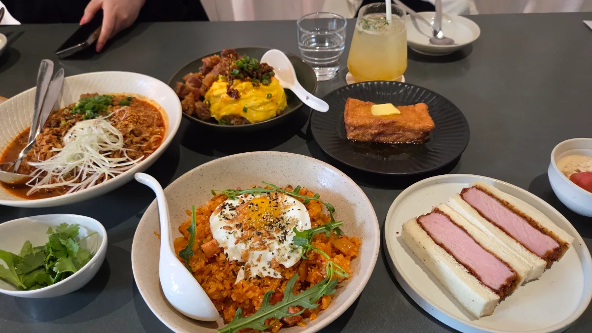 DOTZ 漢南店 — 料理が並ぶテーブル