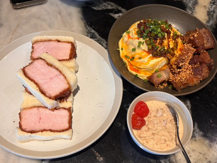 カツサンドと添えられた小鉢