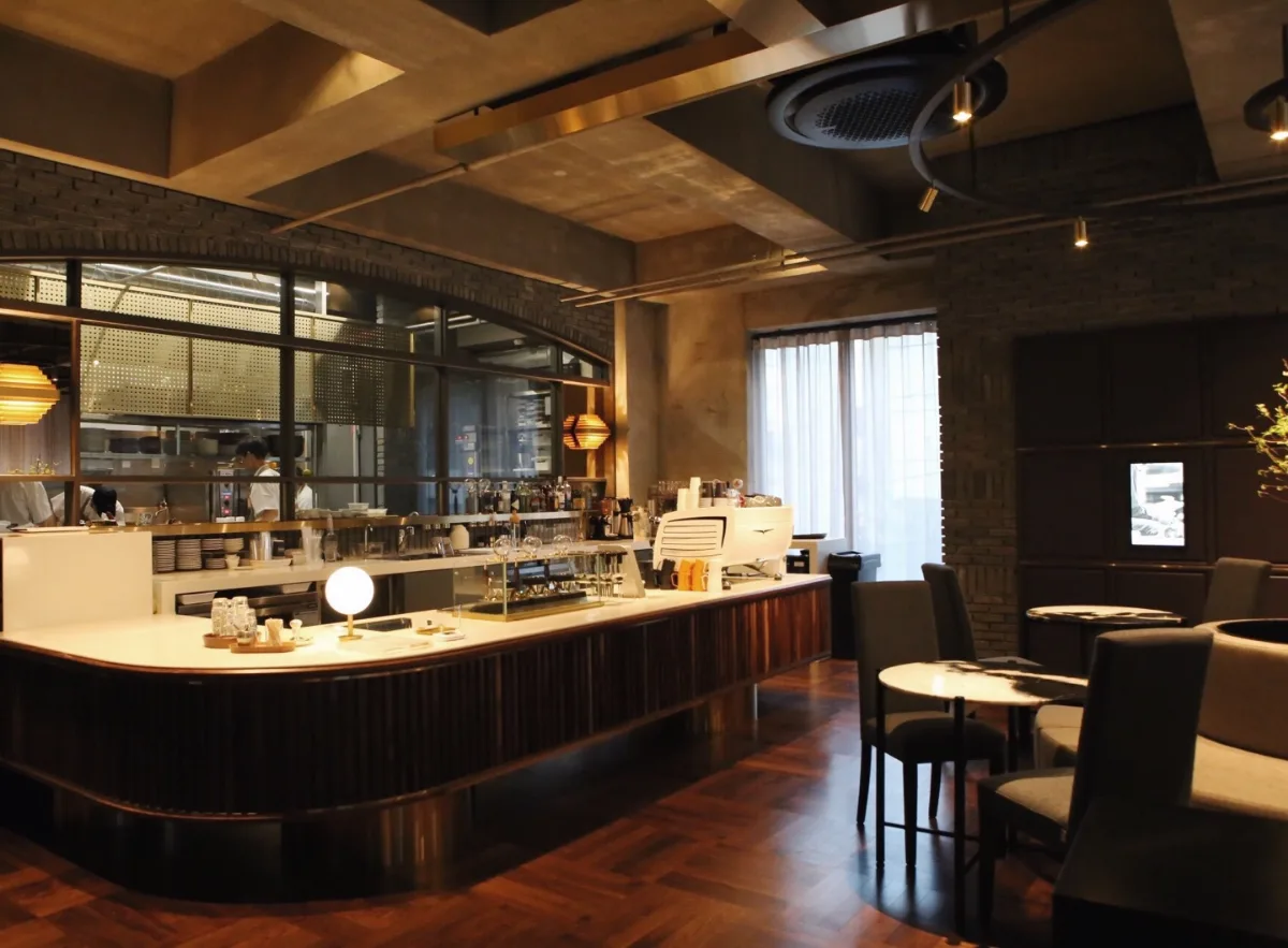 DOTZ 漢南店 — カウンターとオープンキッチンのある店内