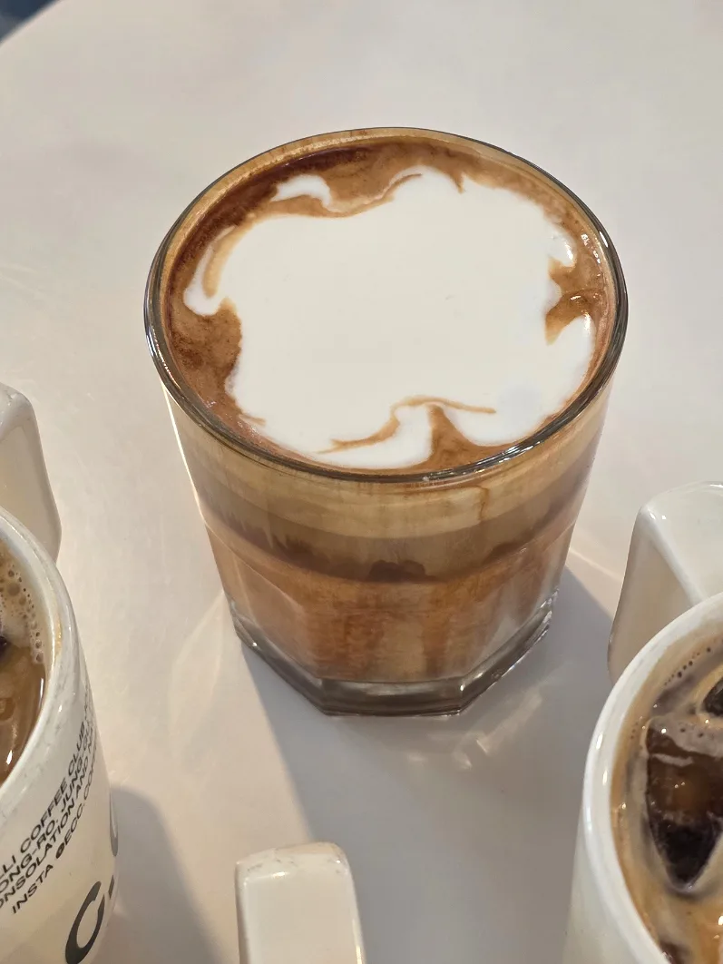 白いクリームが広がるコーヒー