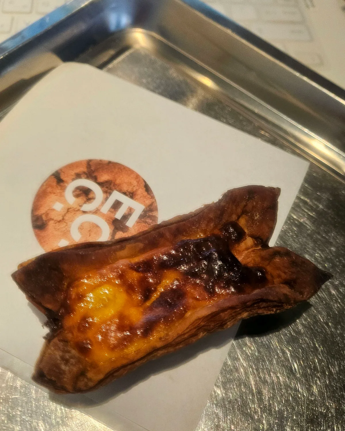 焼き色のついた長方形のタルト