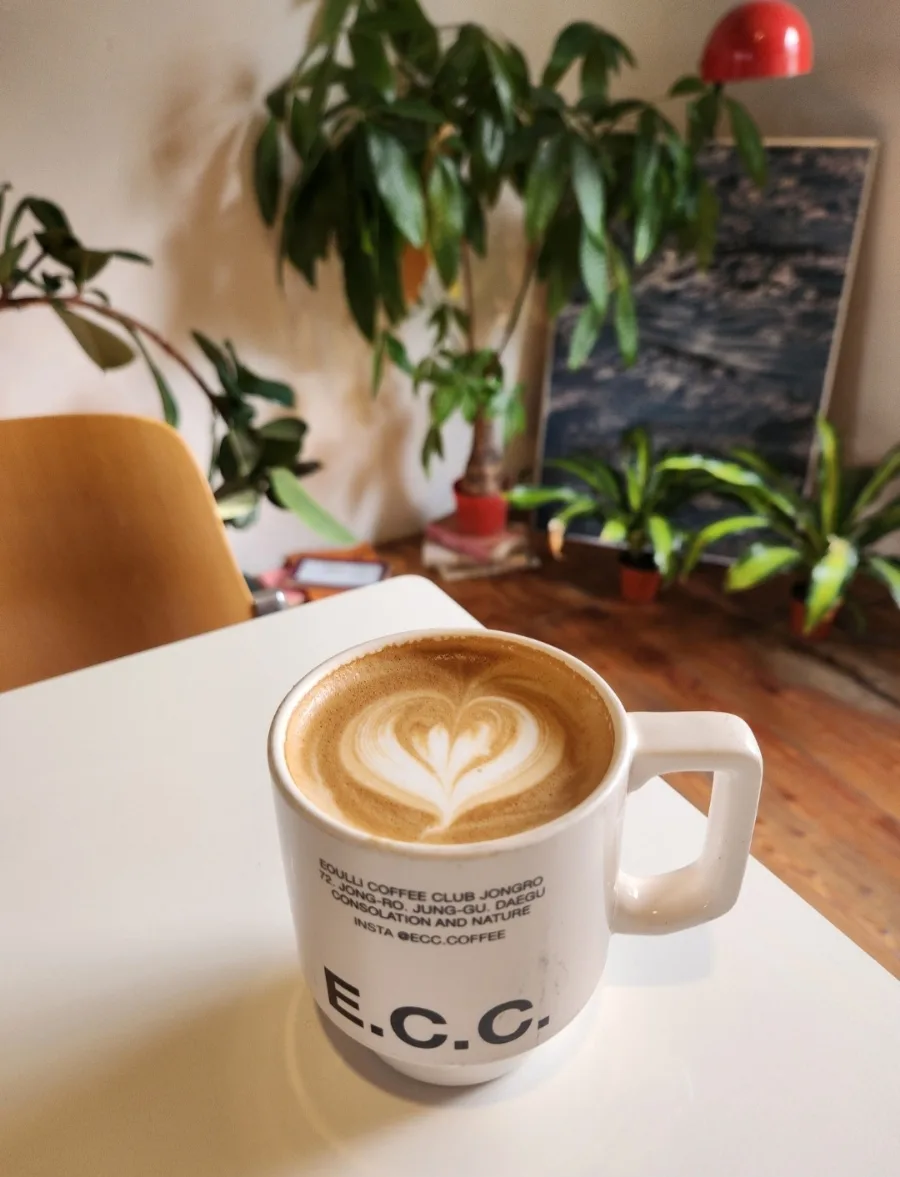 ECC COFFEE — 白いマグのハート柄カフェラテ