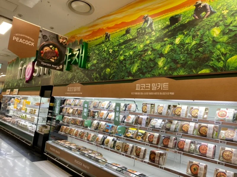 emart 清渓川店 — ミールキットが並ぶ売り場