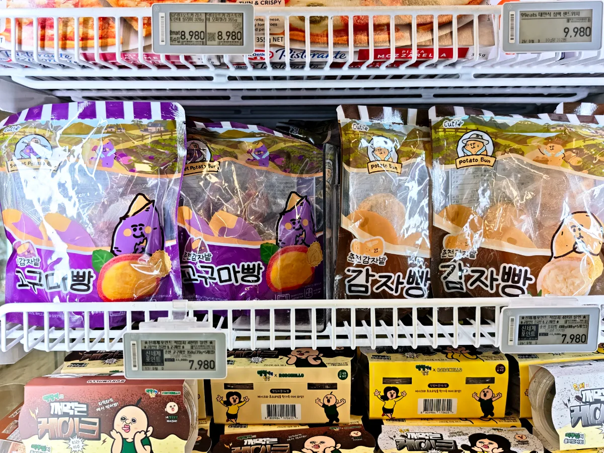 emart 清渓川店 — 棚に並ぶサツマイモパン