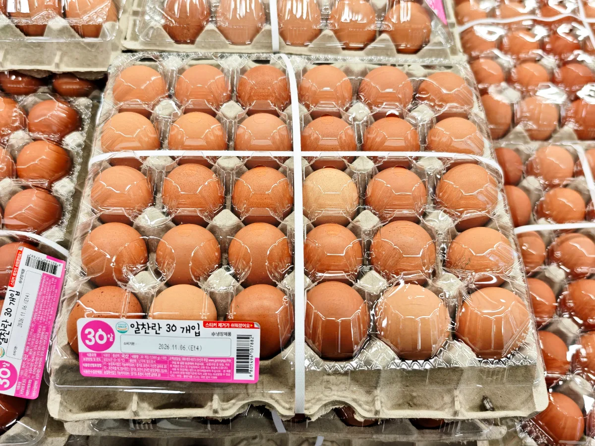 売り場に積まれた卵のパック