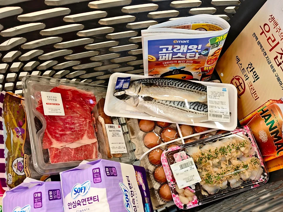 emart 清渓川店 — 肉や魚、卵を入れた買い物カート