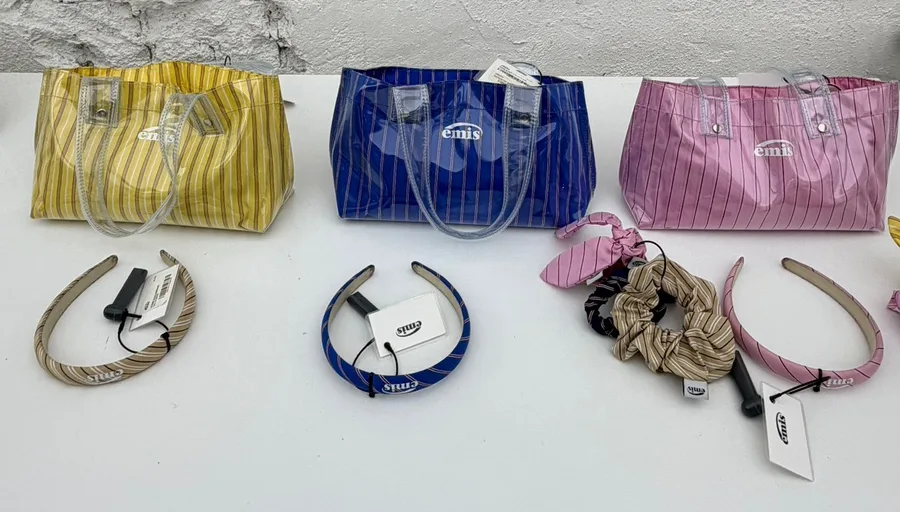 emis 明洞店 — ストライプ柄のバッグとヘア小物