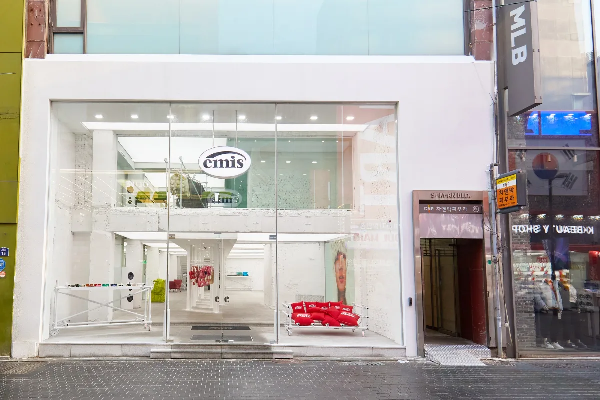 emis 明洞店 — emisの看板があるガラス張りの店