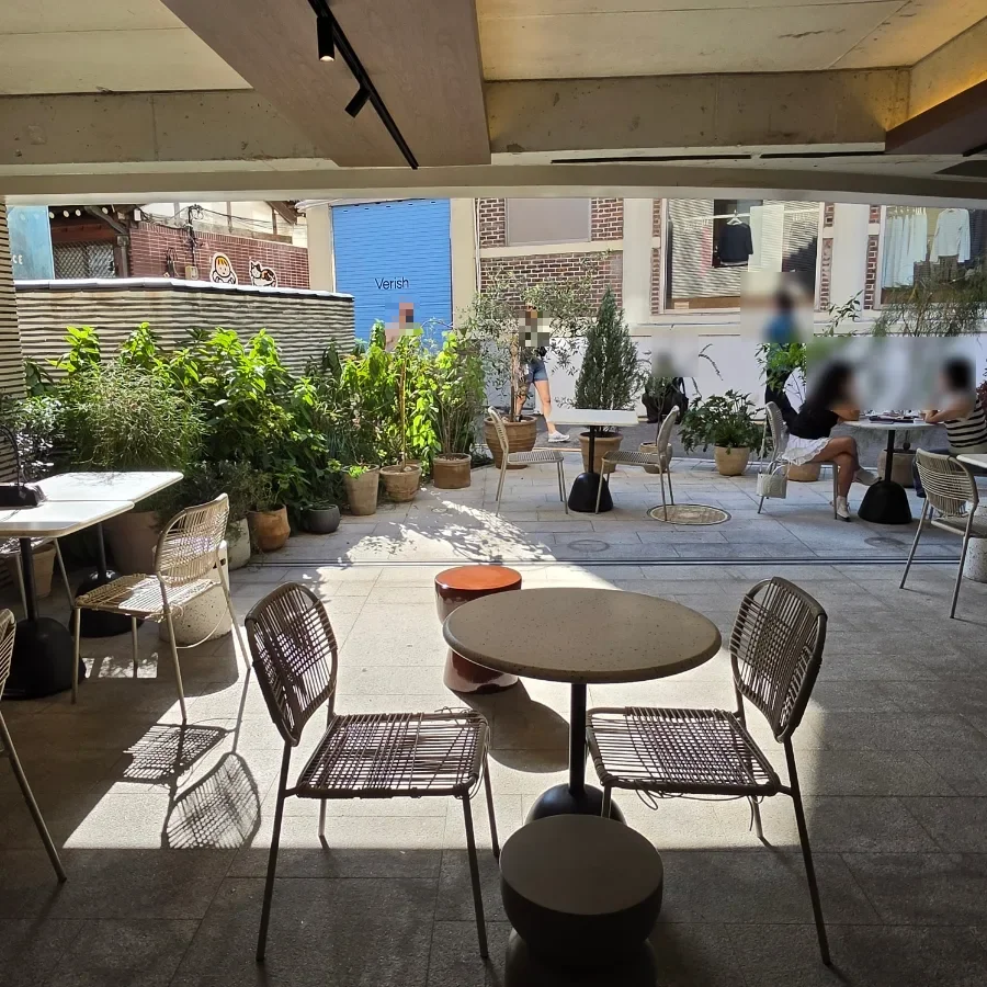 EOE seoul — 植木に囲まれたテラス席