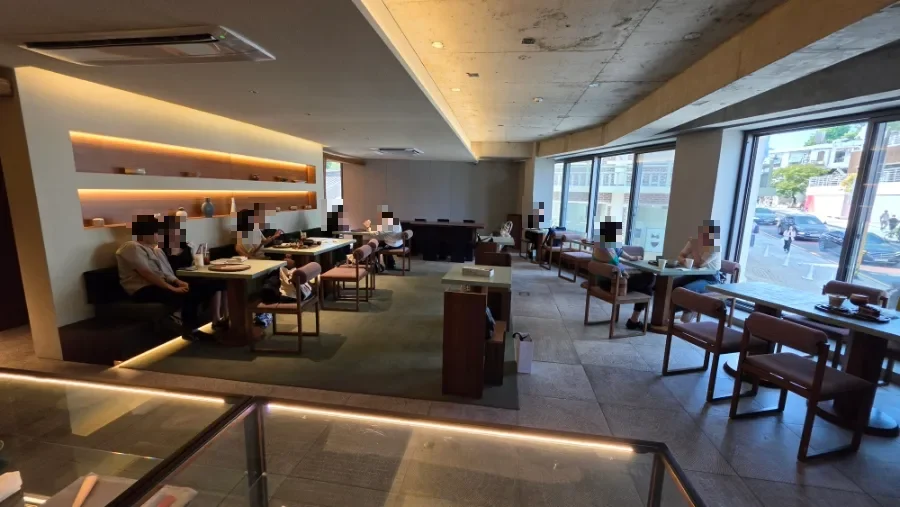 EOE seoul — 大きな窓と木のテーブルが並ぶ店内