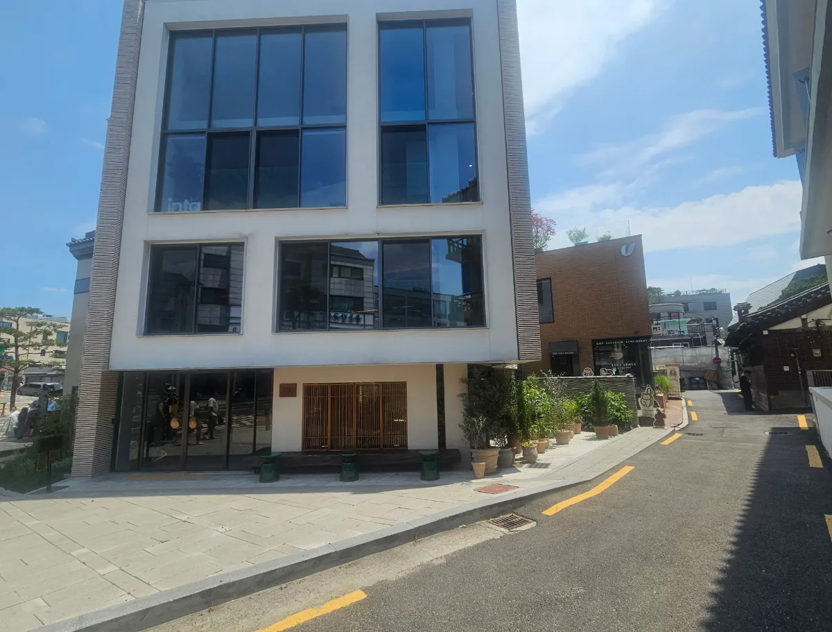 EOE seoul — 大きな窓が並ぶ白い建物