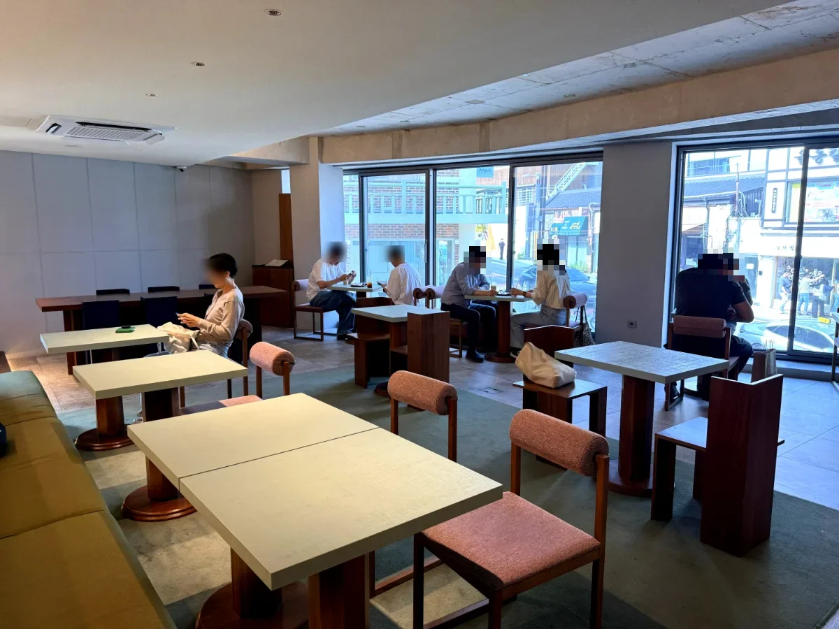 窓際にも客が座るカフェの席
