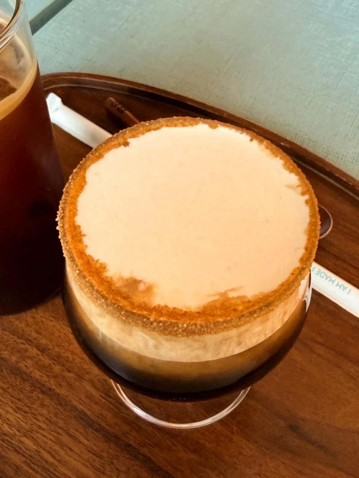 EOE seoul — 麦色の層が重なるクリームコーヒー