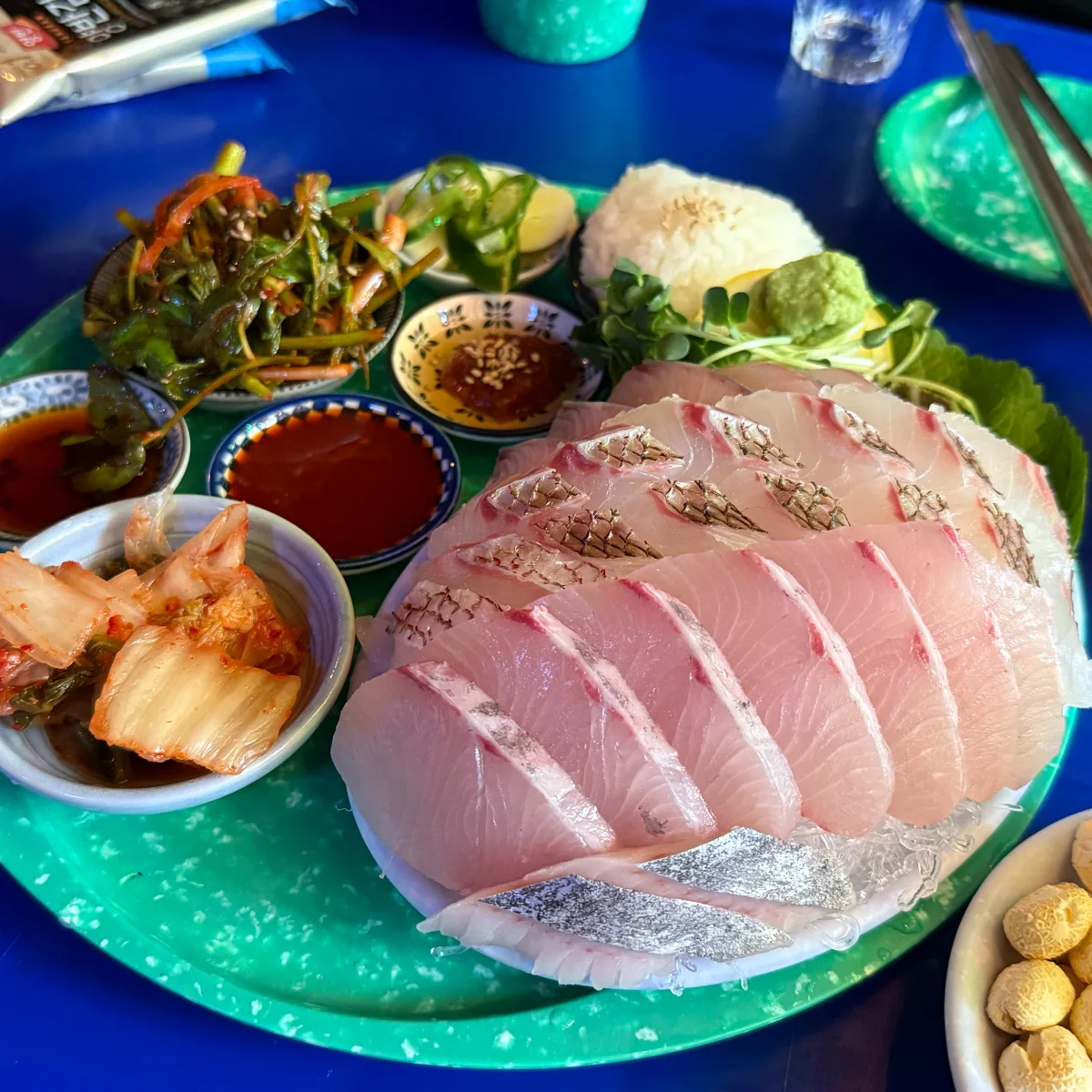 オハンロ 龍山本店 — 刺身と酢飯、ミナリの和え物