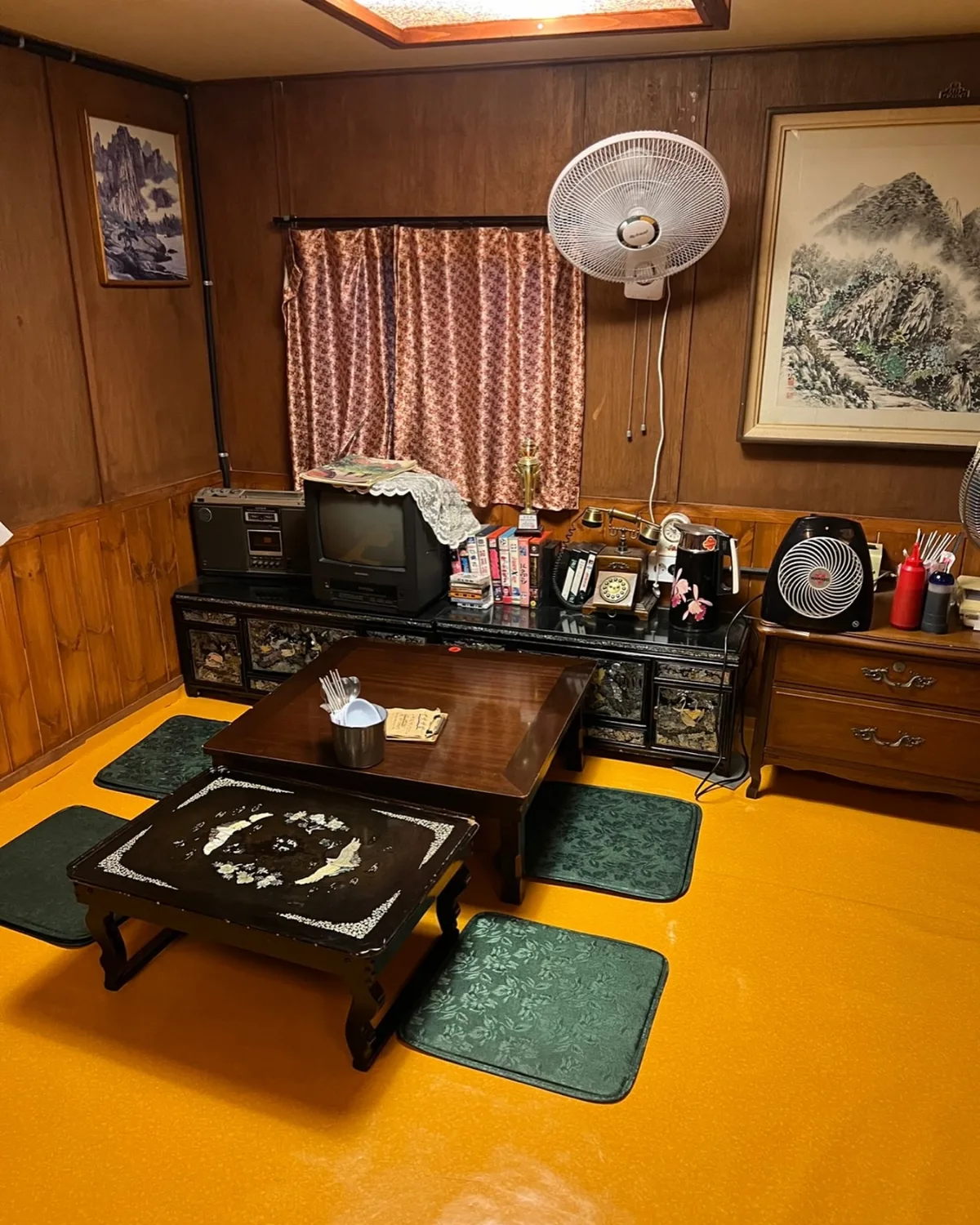低い卓と座布団の座敷