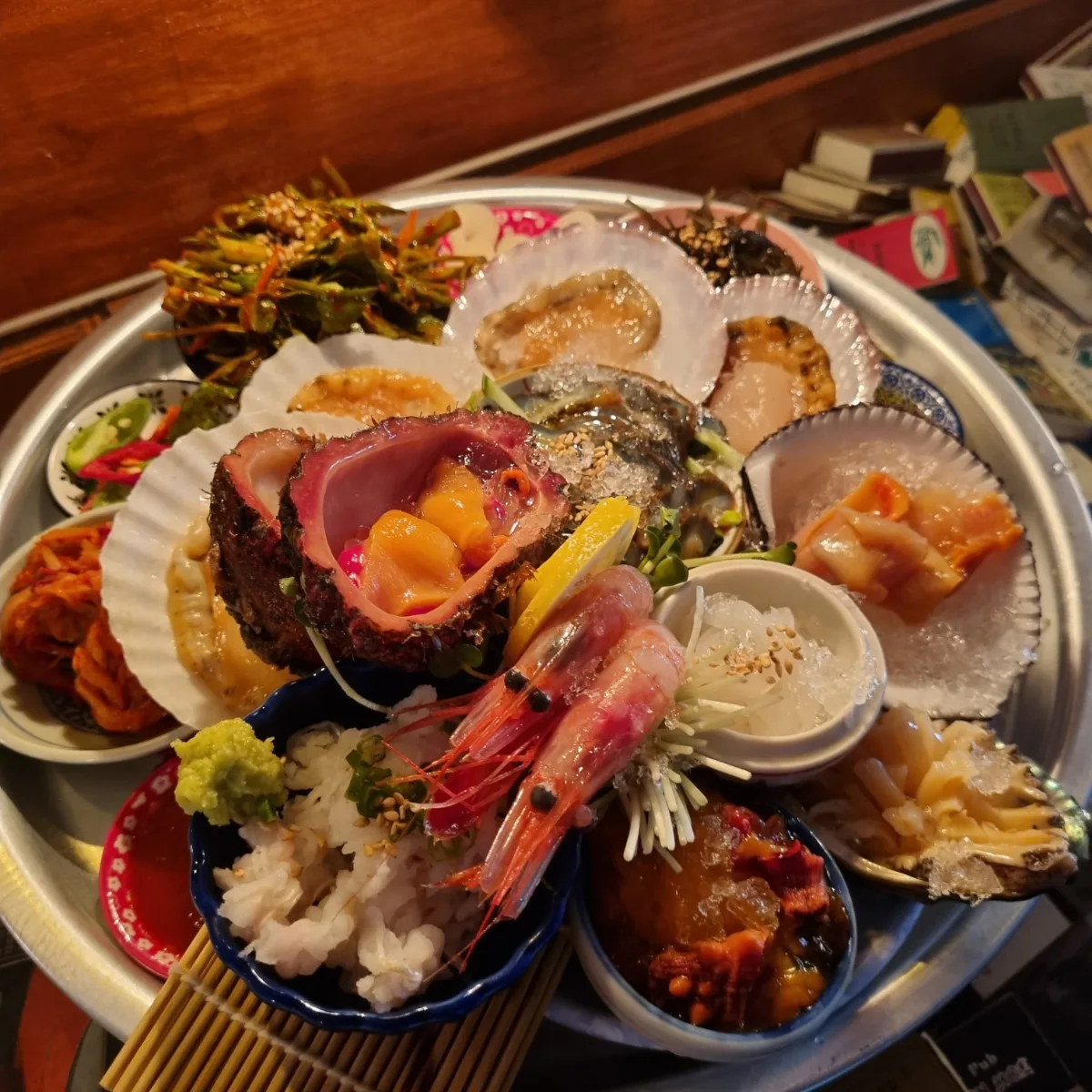 オハンロ 龍山本店 — 貝やエビを盛った海鮮皿