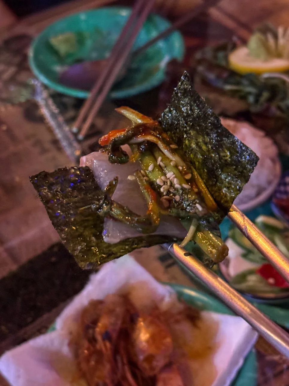 刺身とミナリを海苔で包んだひと口