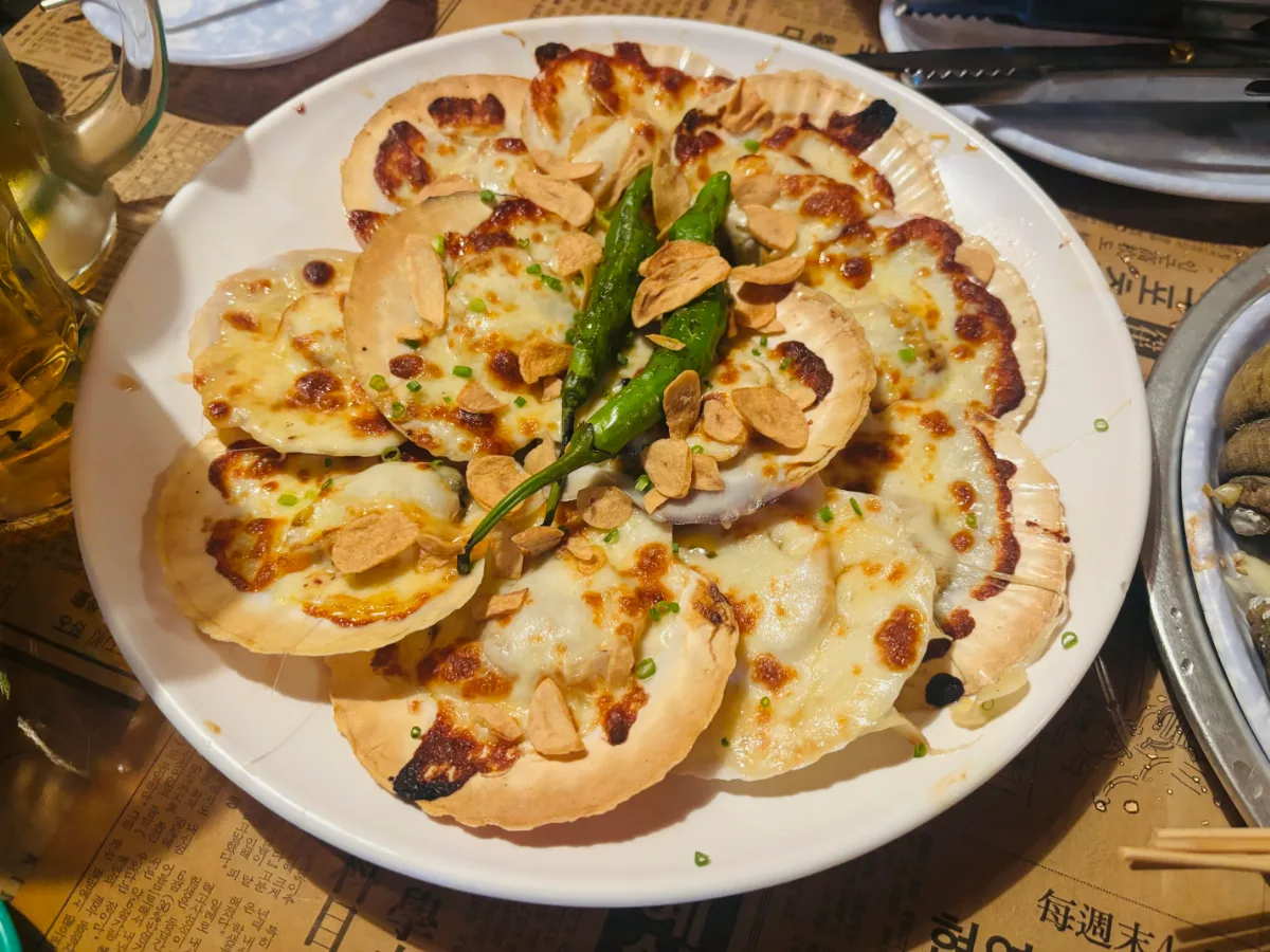 オハンロ 龍山本店 — チーズをのせて焼いたホタテ