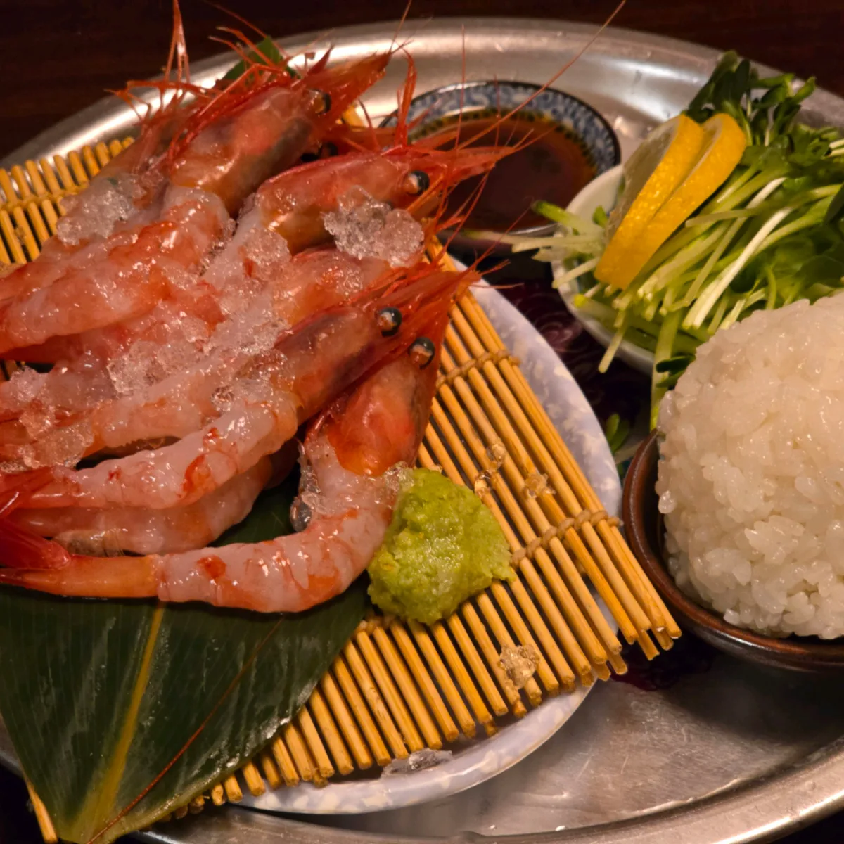 オハンロ 龍山本店 — 氷をのせた甘エビの刺身と酢飯