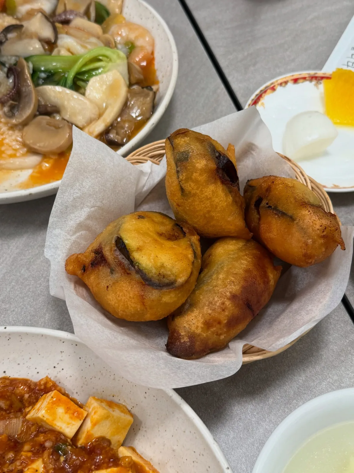 籠に盛られた揚げナス餃子
