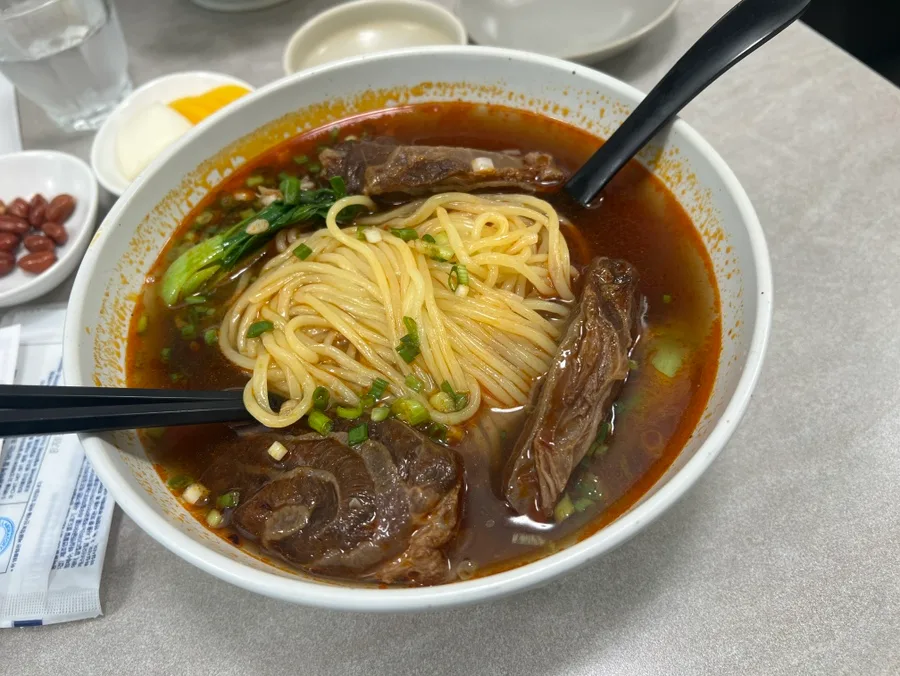 オヒャンウォン — 牛肉がのった赤いスープの麺