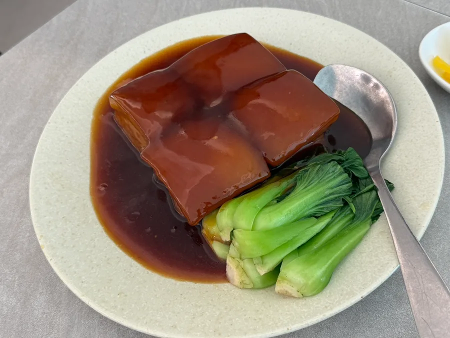 チンゲン菜を添えた東坡肉
