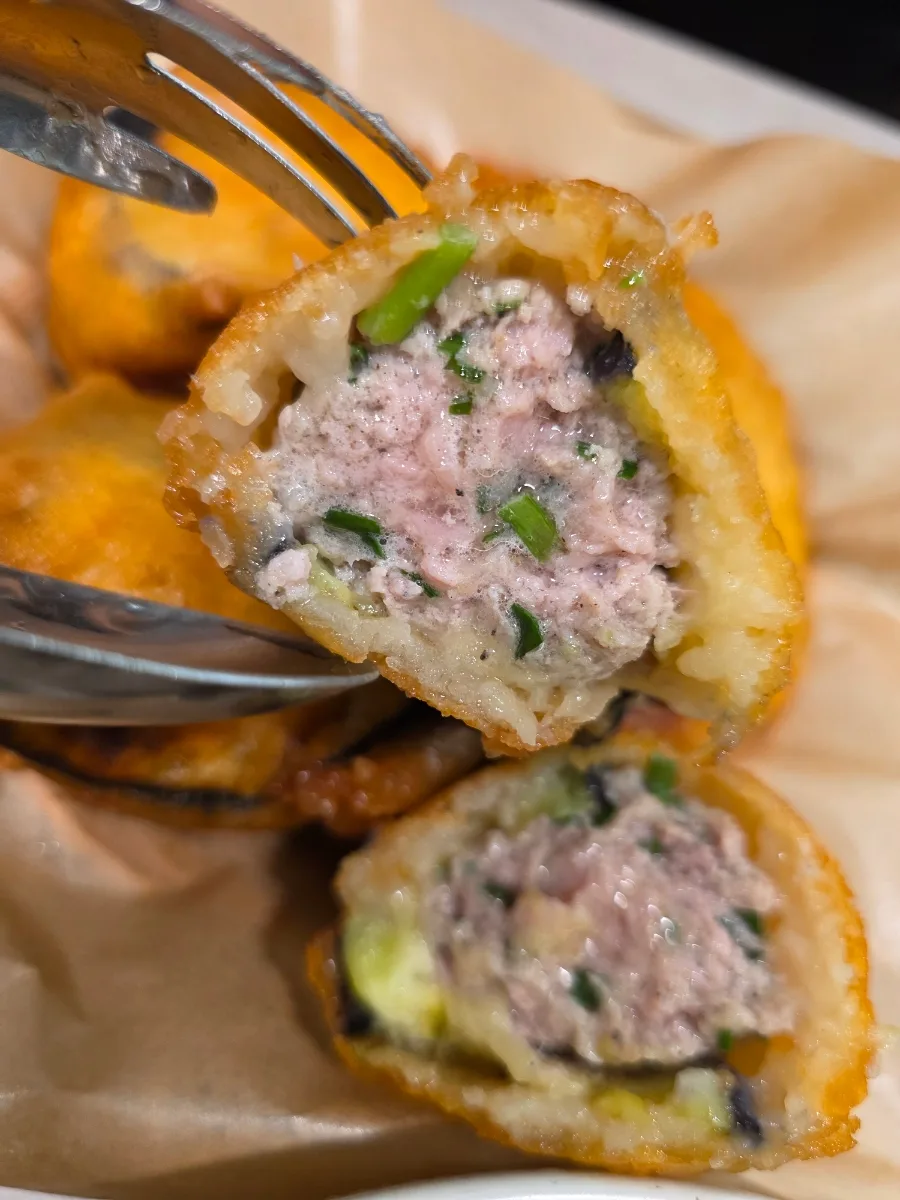 オヒャンウォン — 断面から豚ひき肉が見える揚げナス餃子