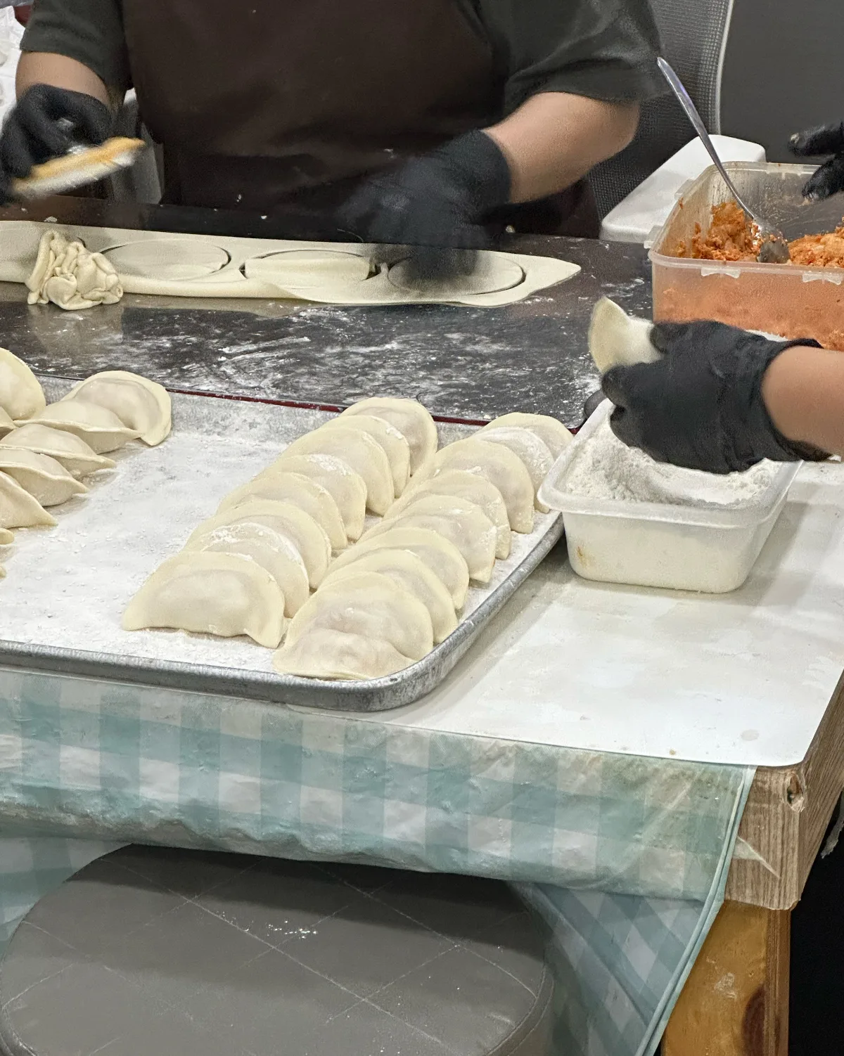 皮に具を詰めてマンドゥを包む手元