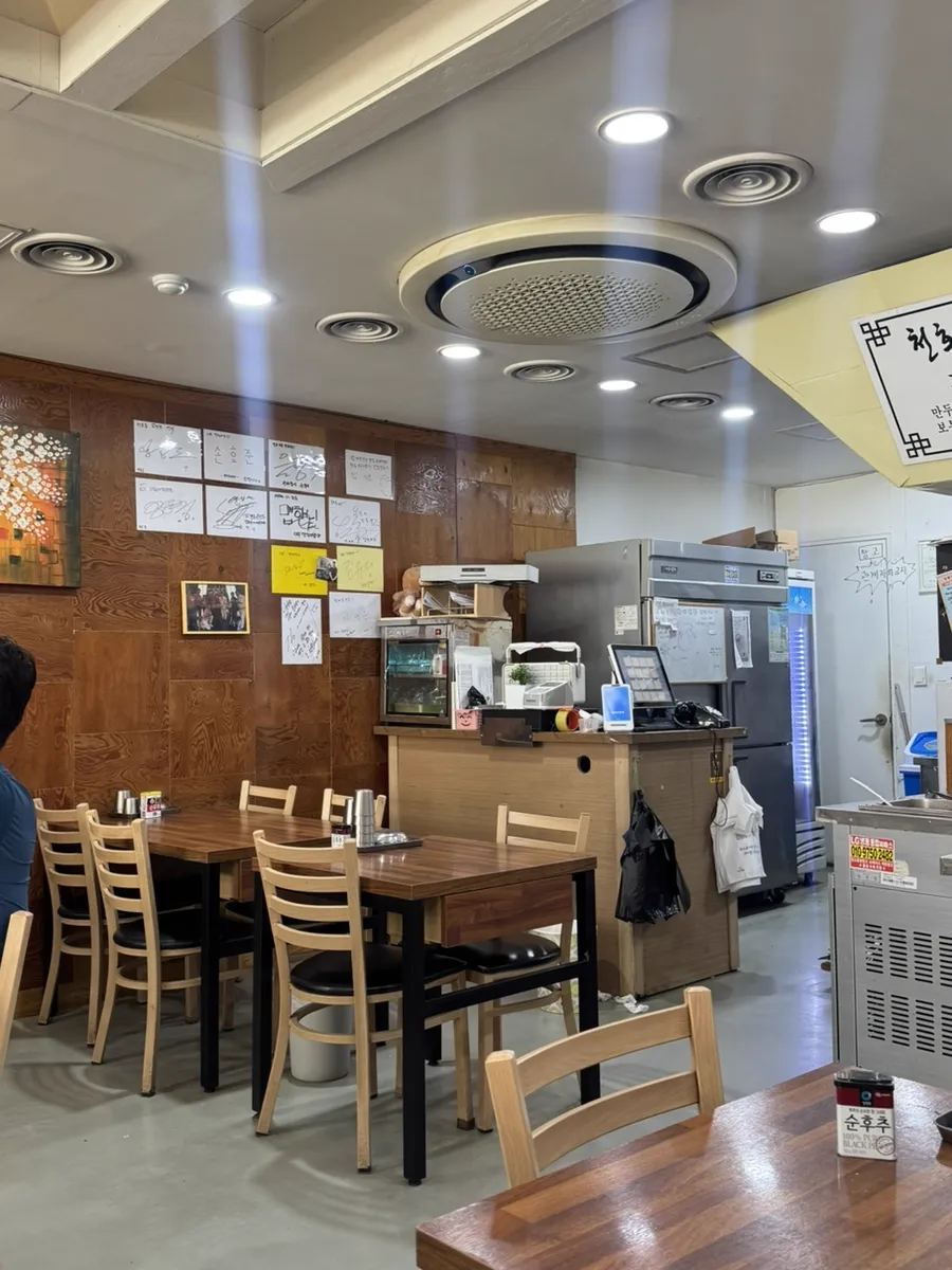 オンマソン・マンドゥ — 木のテーブルが並ぶ店内