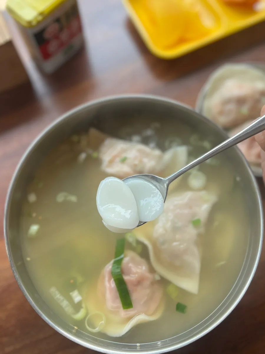 餅と3個のマンドゥのスープ