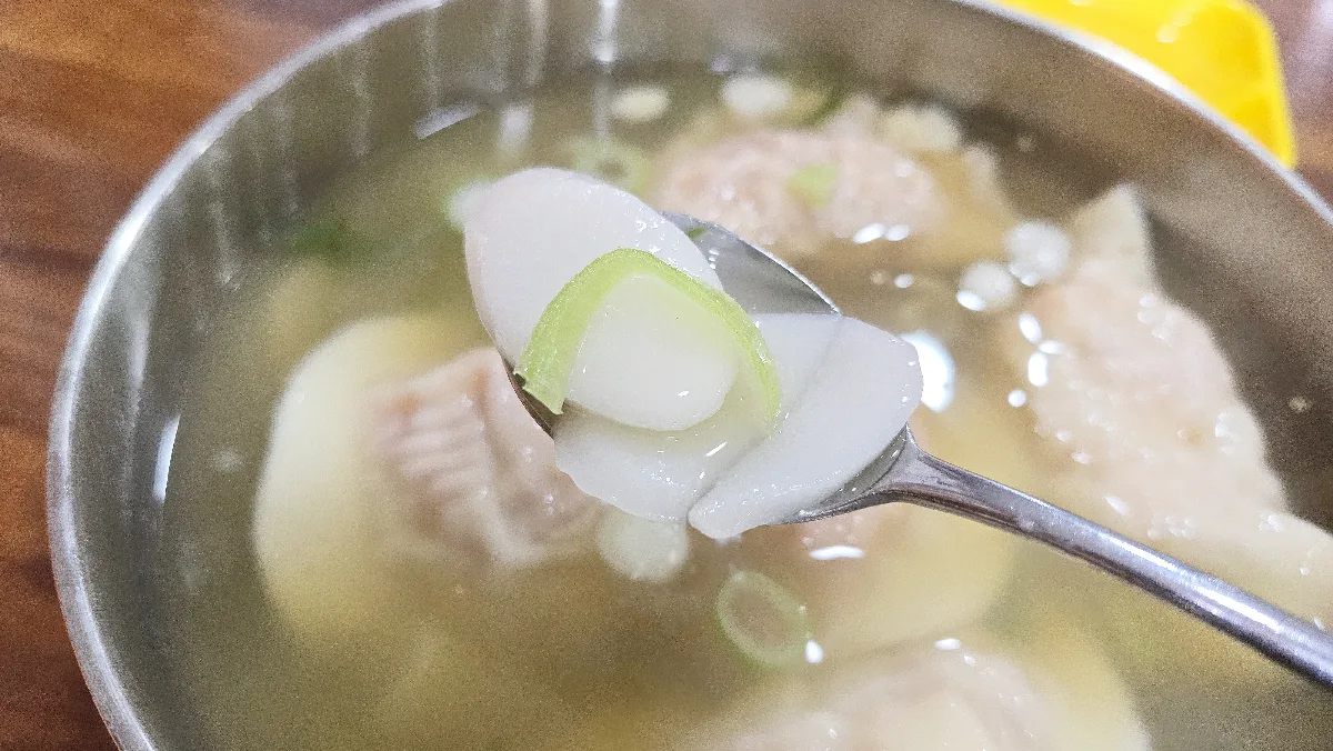 スープからすくった餅とネギ