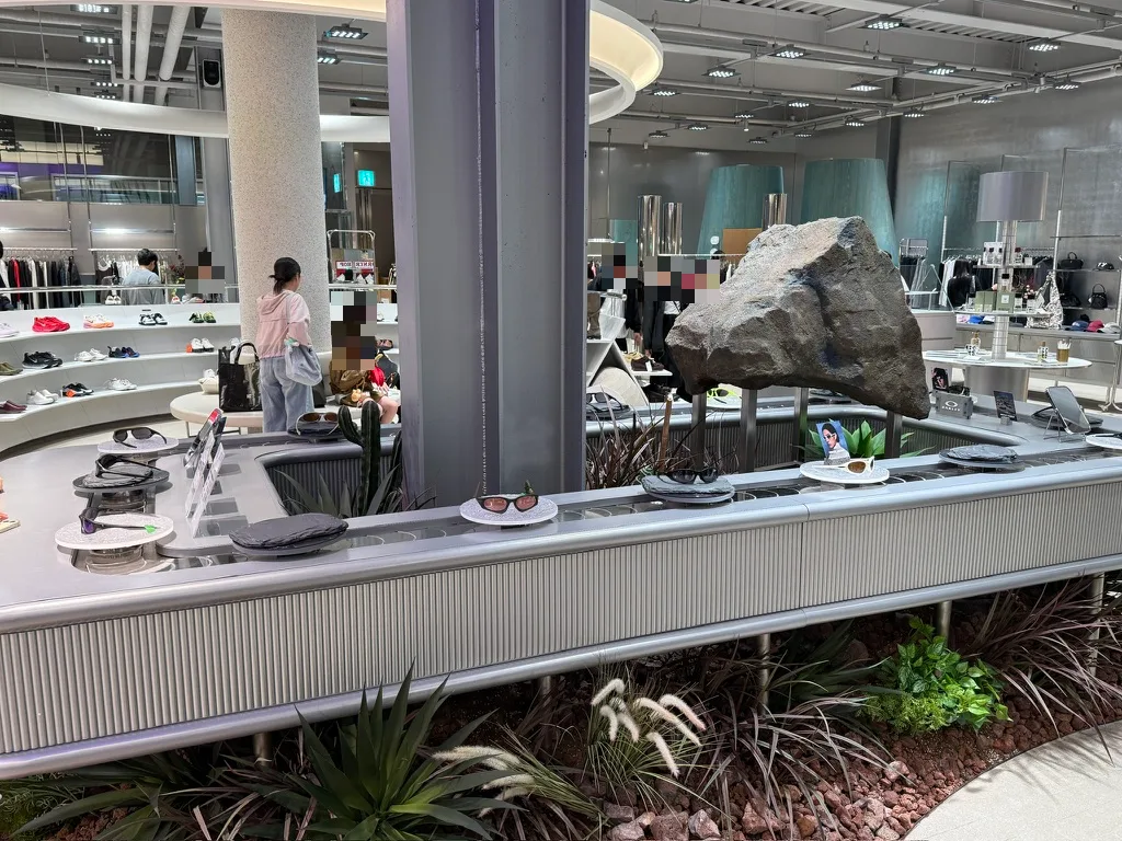 岩と植物を配した店内
