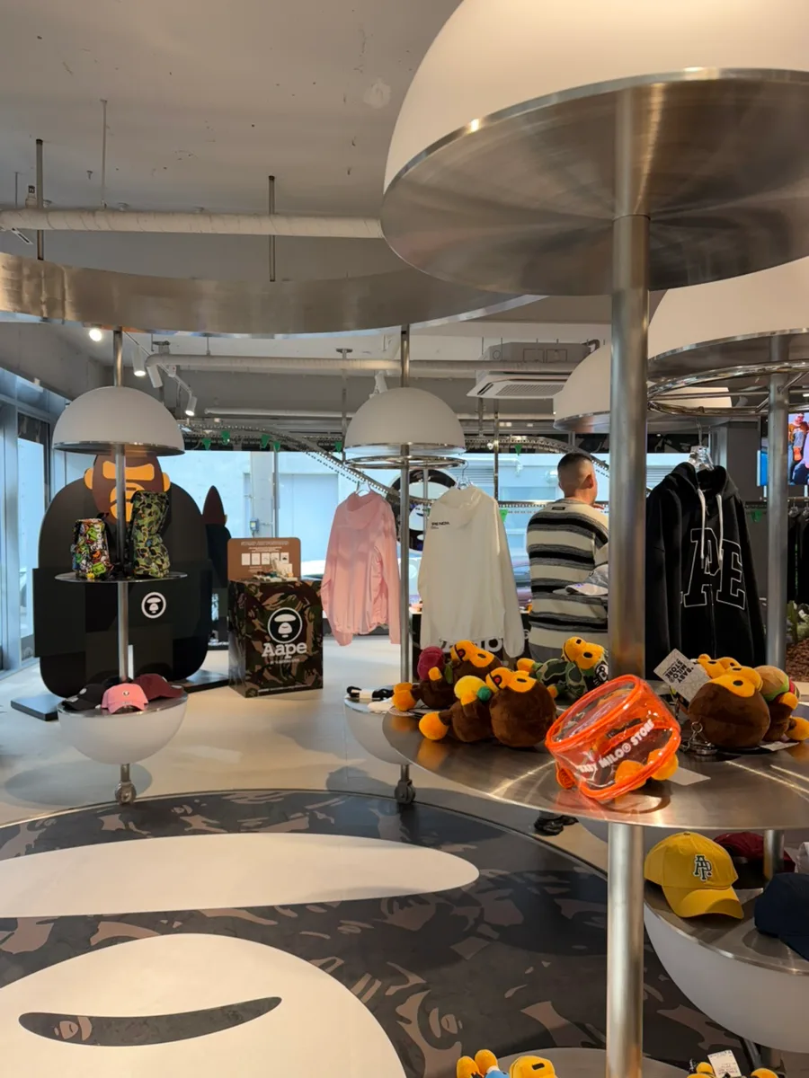 EQL 聖水店 — 服やぬいぐるみが並ぶ売り場