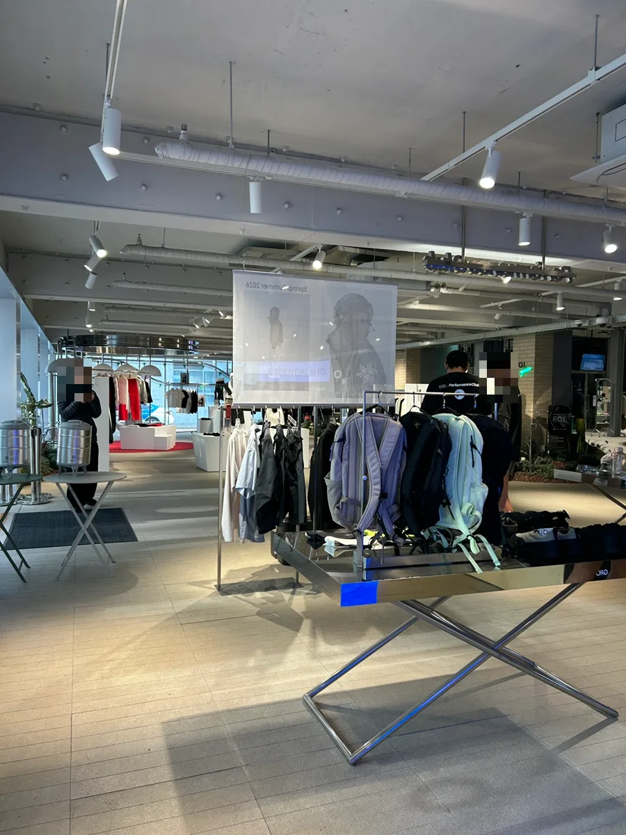 広い売り場に並ぶ服とリュック
