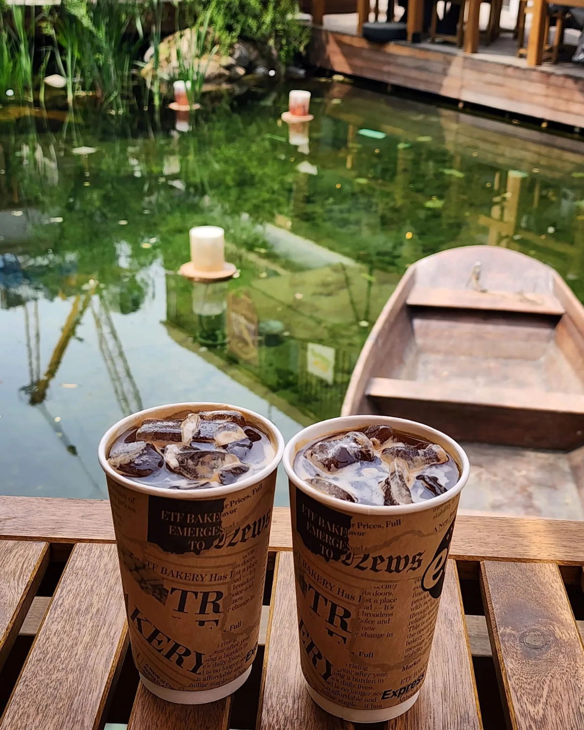 ETFベーカリー 聖水店 — 池を望む席のアイスドリンク