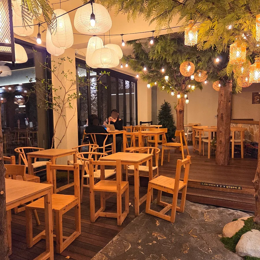 ETFベーカリー 聖水店 — 木のテーブルと灯りが並ぶ店内