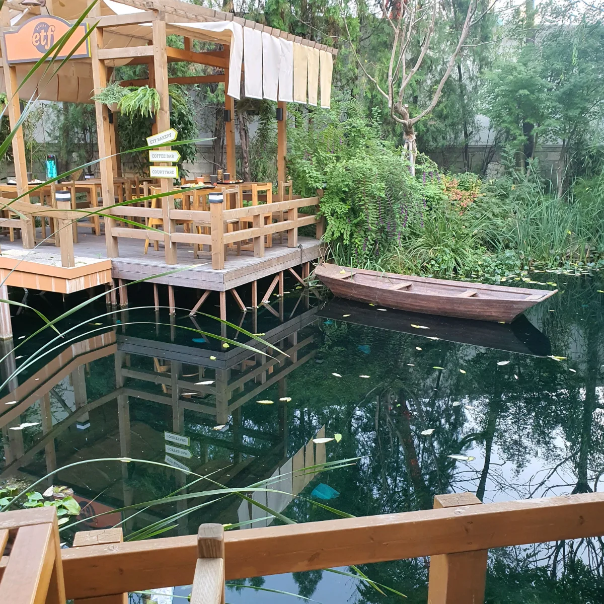 池に面した木のテラス席