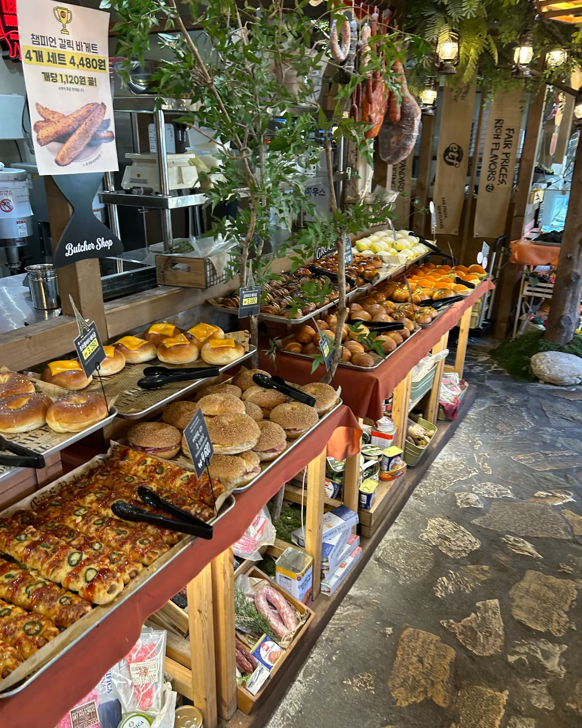 パンの棚が続く店内の通路