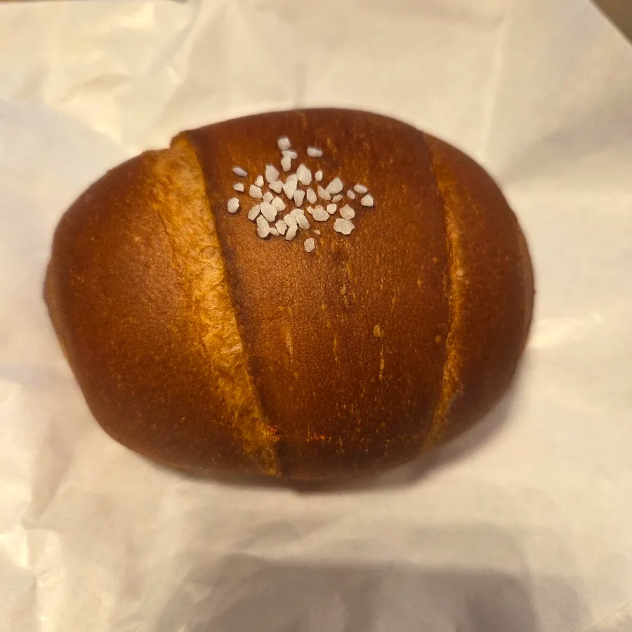 ETFベーカリー 聖水店 — 粗塩をのせた焼き色の濃いパン