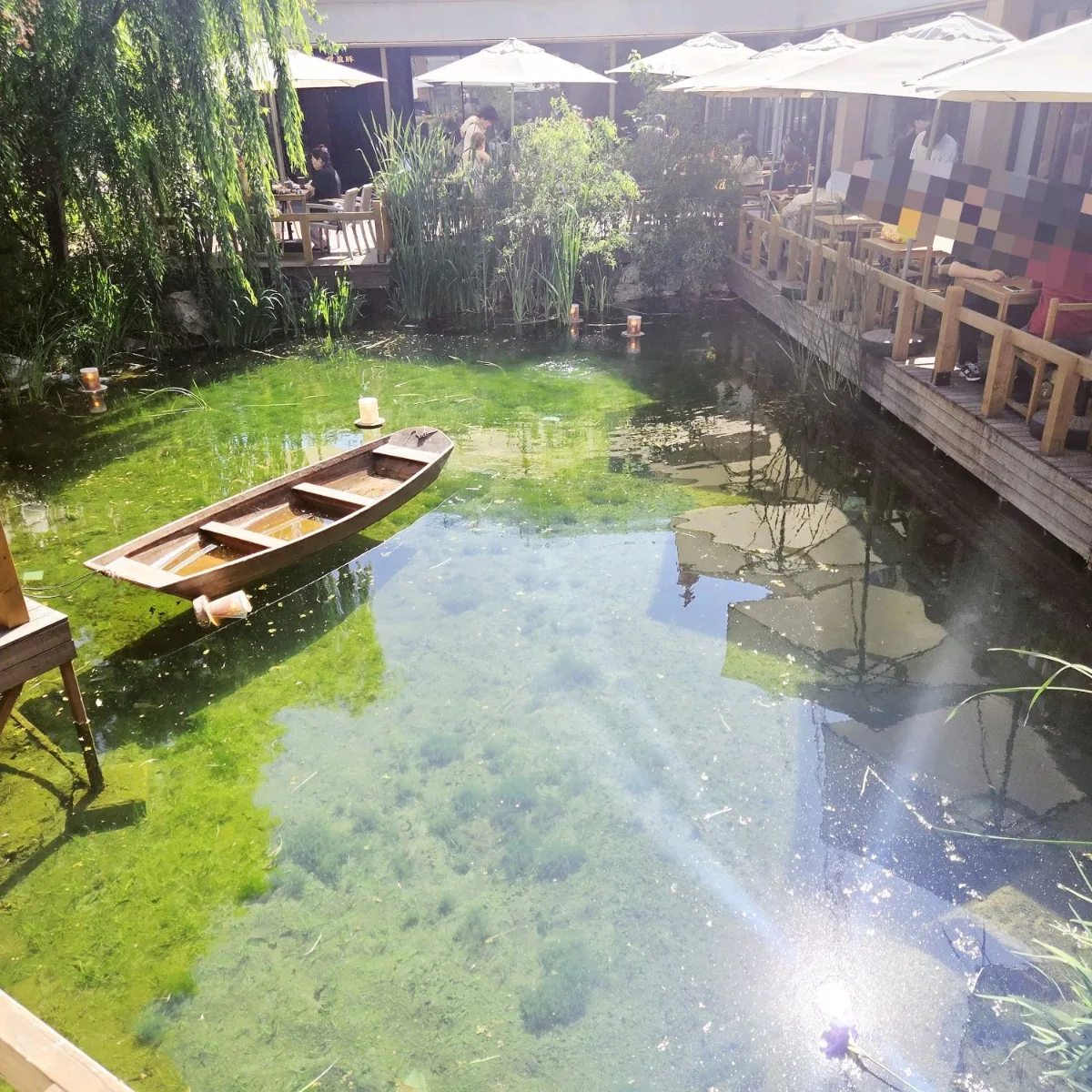 ETFベーカリー 聖水店 — 小舟が浮かぶ庭の池