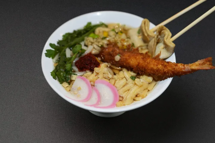 丸ごとエビフライ入り辛口練り物うどん
