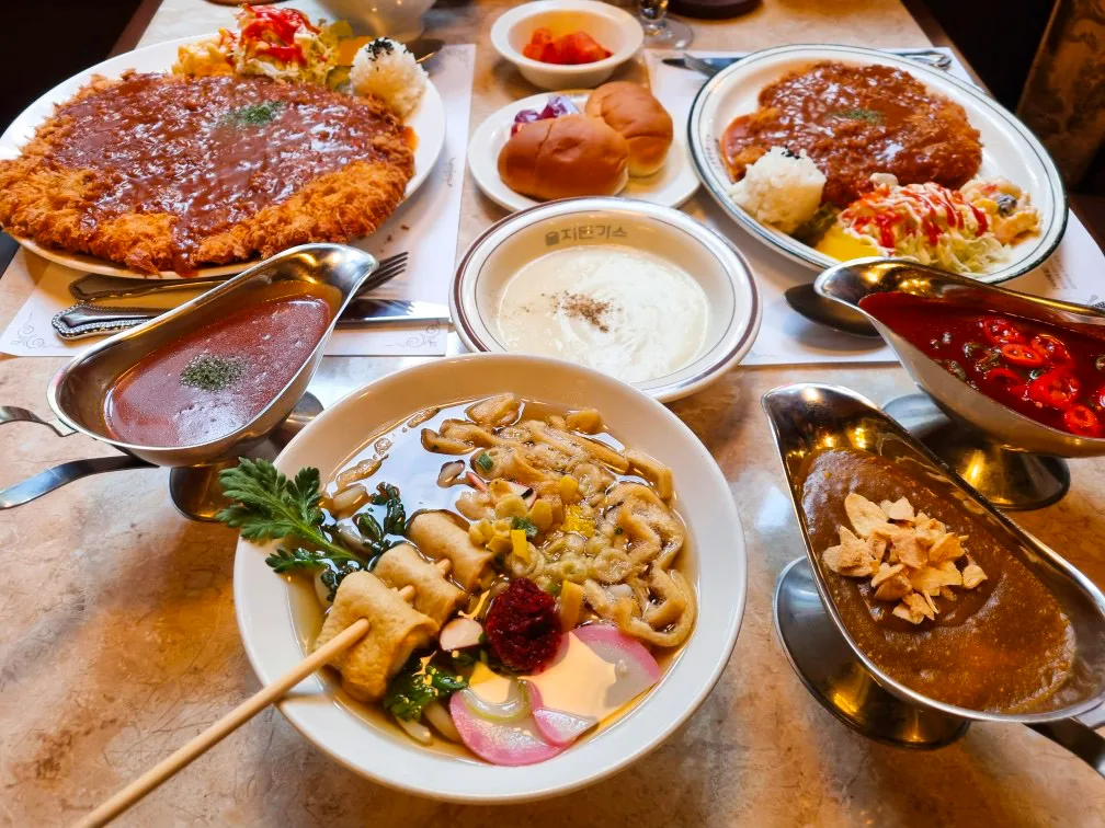 ウルジトンカス 明洞本店 — とんかつや麺料理が並ぶ食卓
